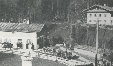 links: Kreuth erstes Schulhaus, rechts: alter Pfarrhof